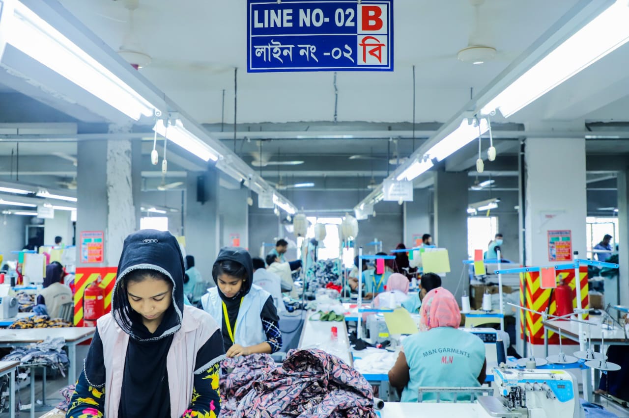 Why Choose Bangladesh for Garment Sourcing? 1 Garments worker